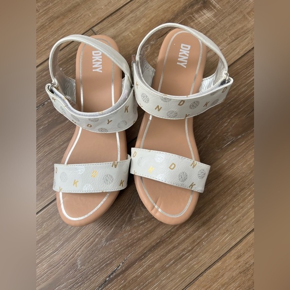 NWOT -‎ DKNY - Combo Sandals - Picture 2 of 6